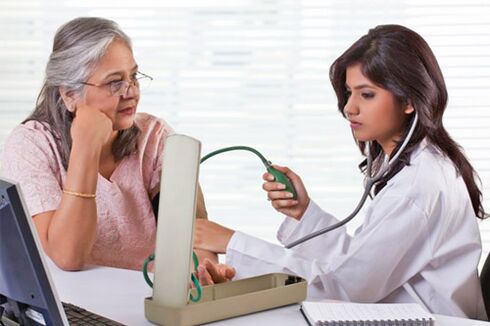 Il medico misura la pressione con ipertensione